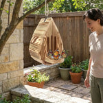 Rustieke Houten Vlinderhuis™ | kleurrijke bezoekers in de tuin