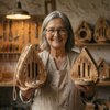 Rustieke Houten Vlinderhuis™ | kleurrijke bezoekers in de tuin